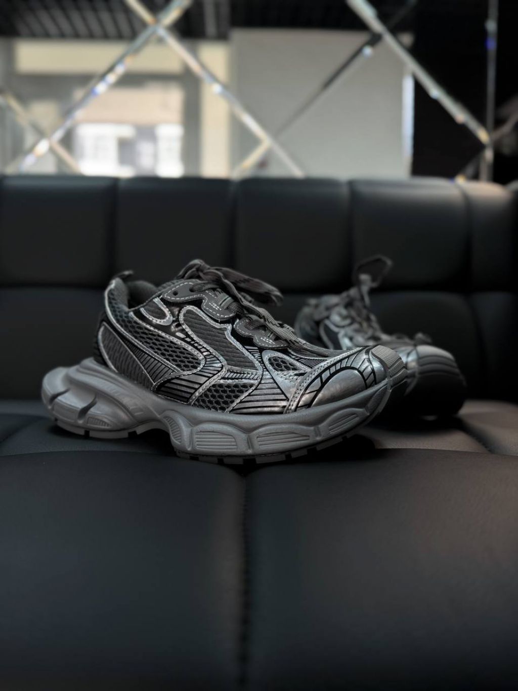 Жіночі кросівки на масивнній підошві з декоративними шнурівками Фрогси Темно-Сірі