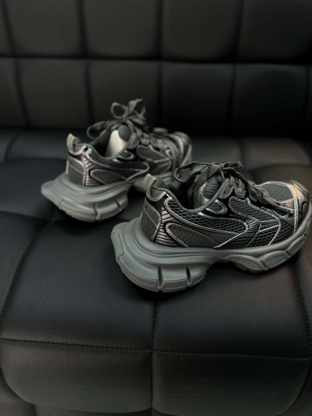 Жіночі кросівки на масивнній підошві з декоративними шнурівками Фрогси Темно-Сірі