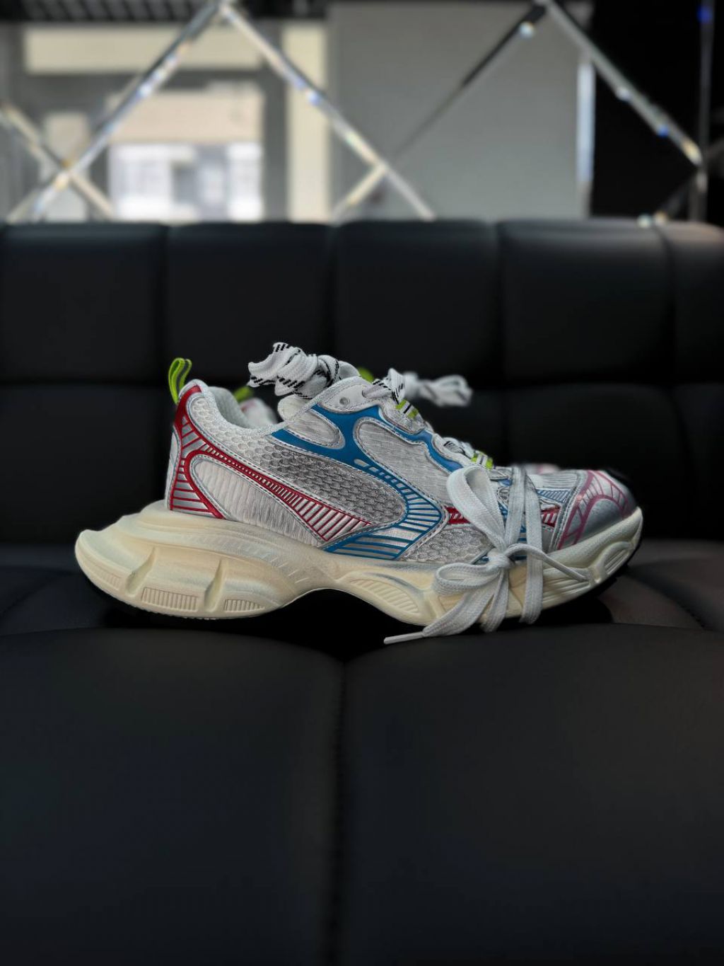 Жіночі кросівки на масивнній підошві з декоративними шнурівками Фрогси Кольоровий (молочна підошва)