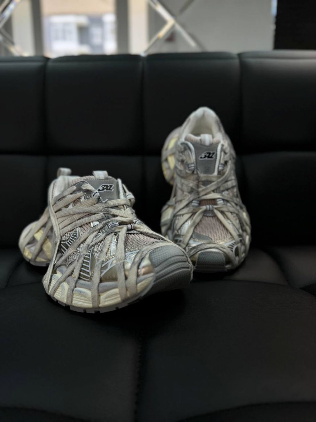 Жіночі кросівки на масивнній підошві з декоративними шнурівками ЗХЛ Gold