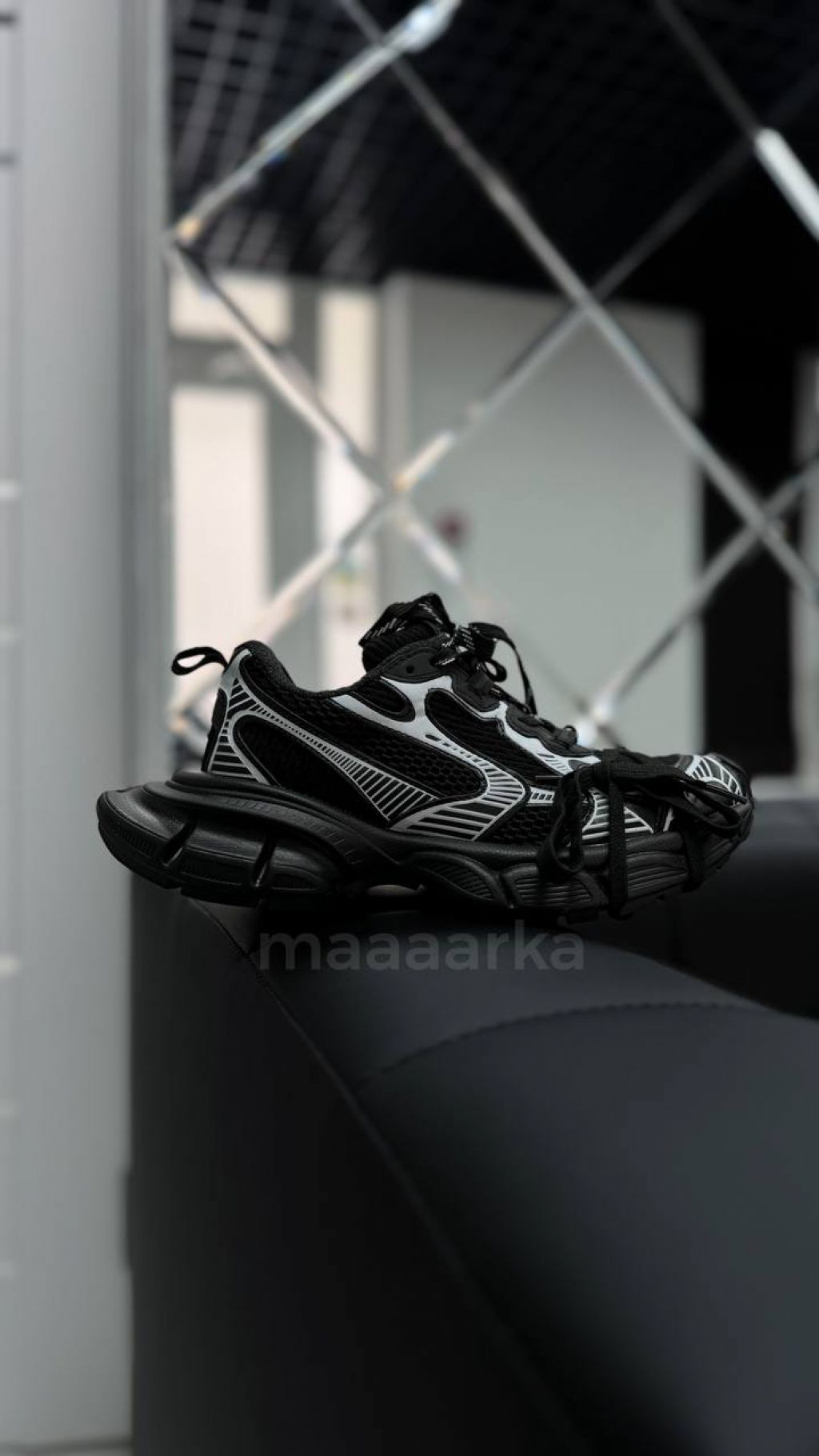 Жіночі кросівки на масивнній підошві з декоративними шнурівками Фрогси чорно-білі