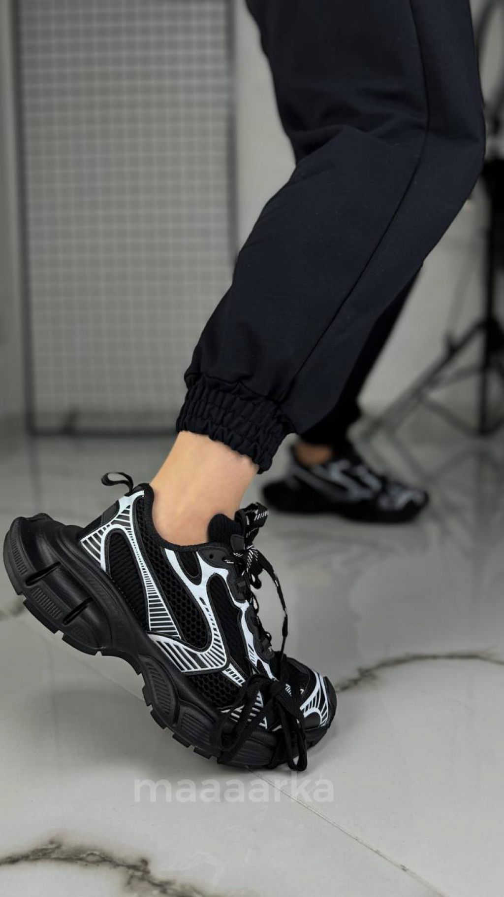 Жіночі кросівки на масивнній підошві з декоративними шнурівками Фрогси чорно-білі