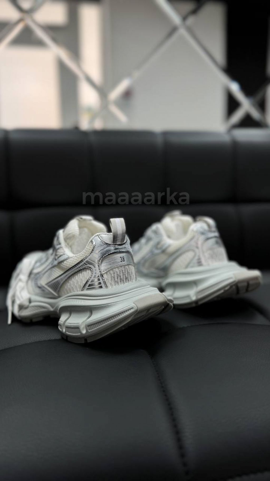 Жіночі кросівки на масивнній підошві з декоративними шнурівками Фрогси Срібні