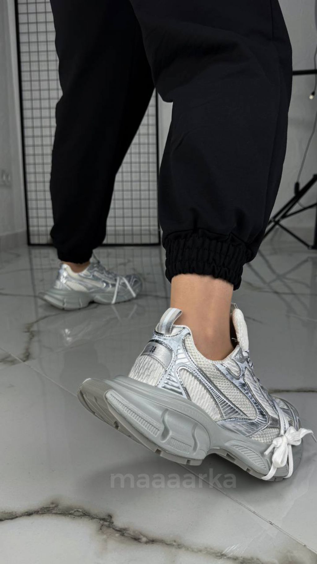 Жіночі кросівки на масивнній підошві з декоративними шнурівками Фрогси Срібні