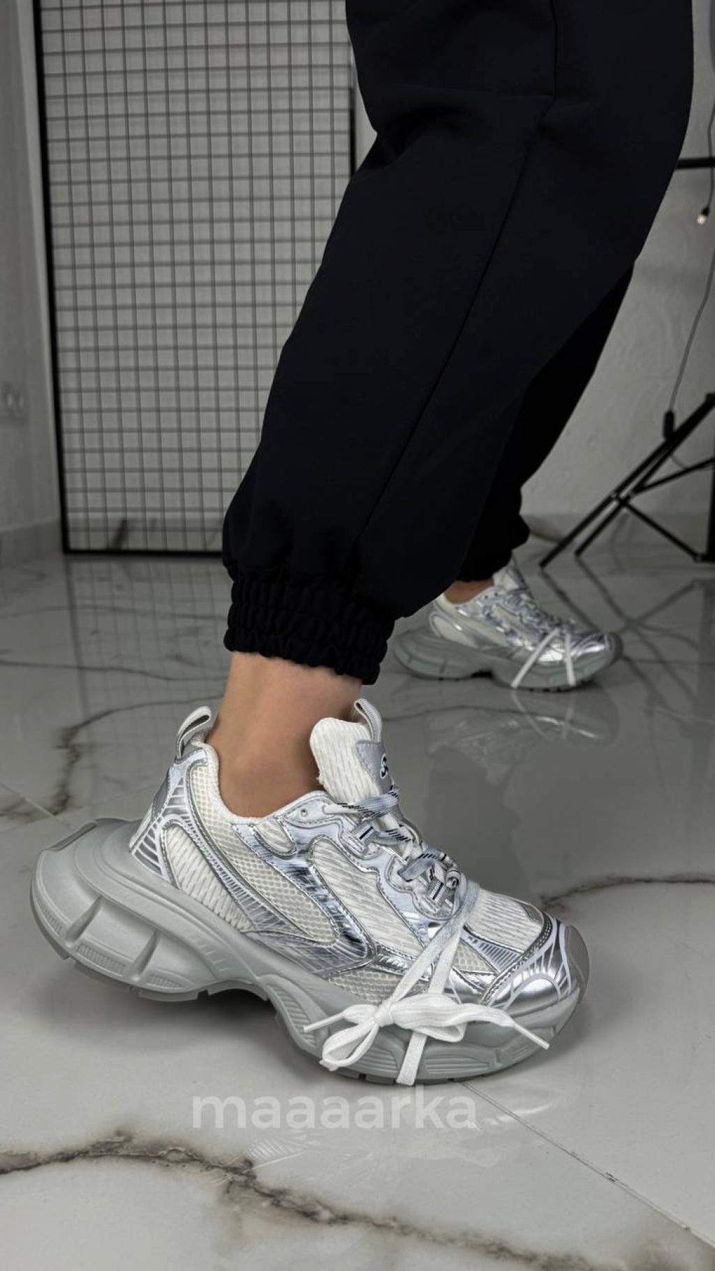 Жіночі кросівки на масивнній підошві з декоративними шнурівками Фрогси Срібні