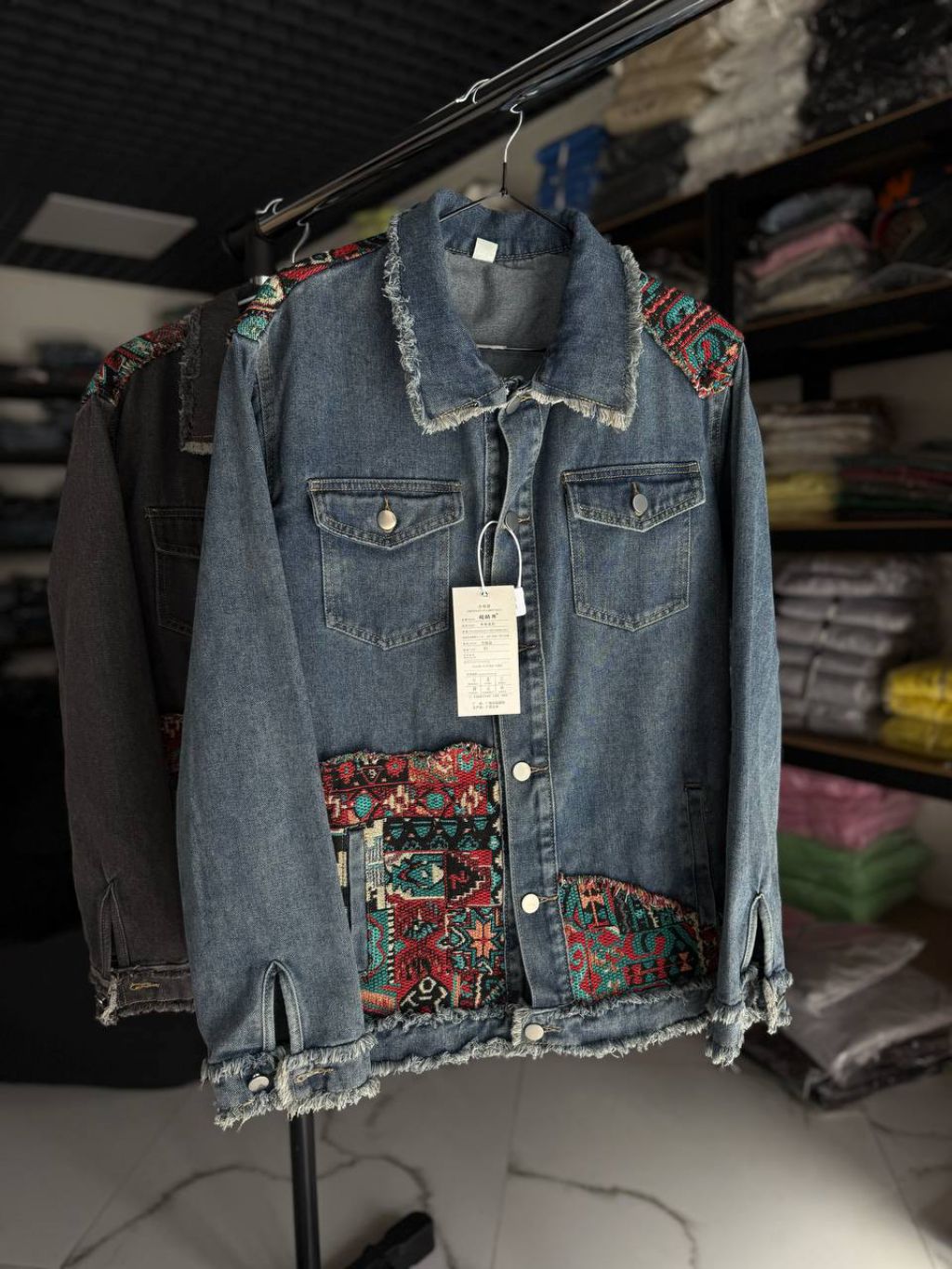 Жіноча джинсова куртка з декоративними нашивками в екно стилі Ковер Blue