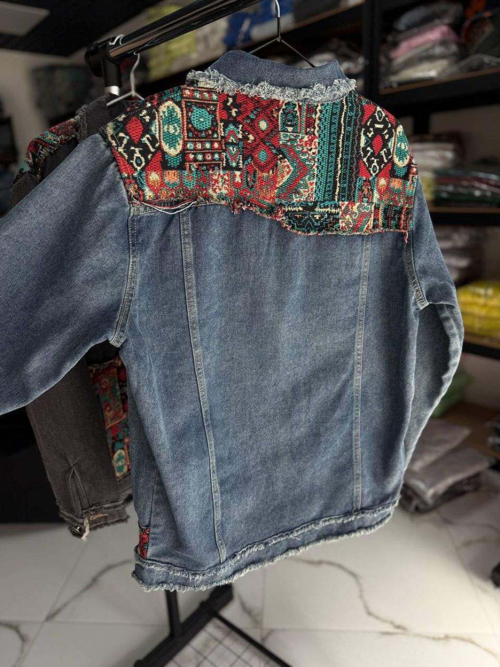 Жіноча джинсова куртка з декоративними нашивками в екно стилі Ковер Blue