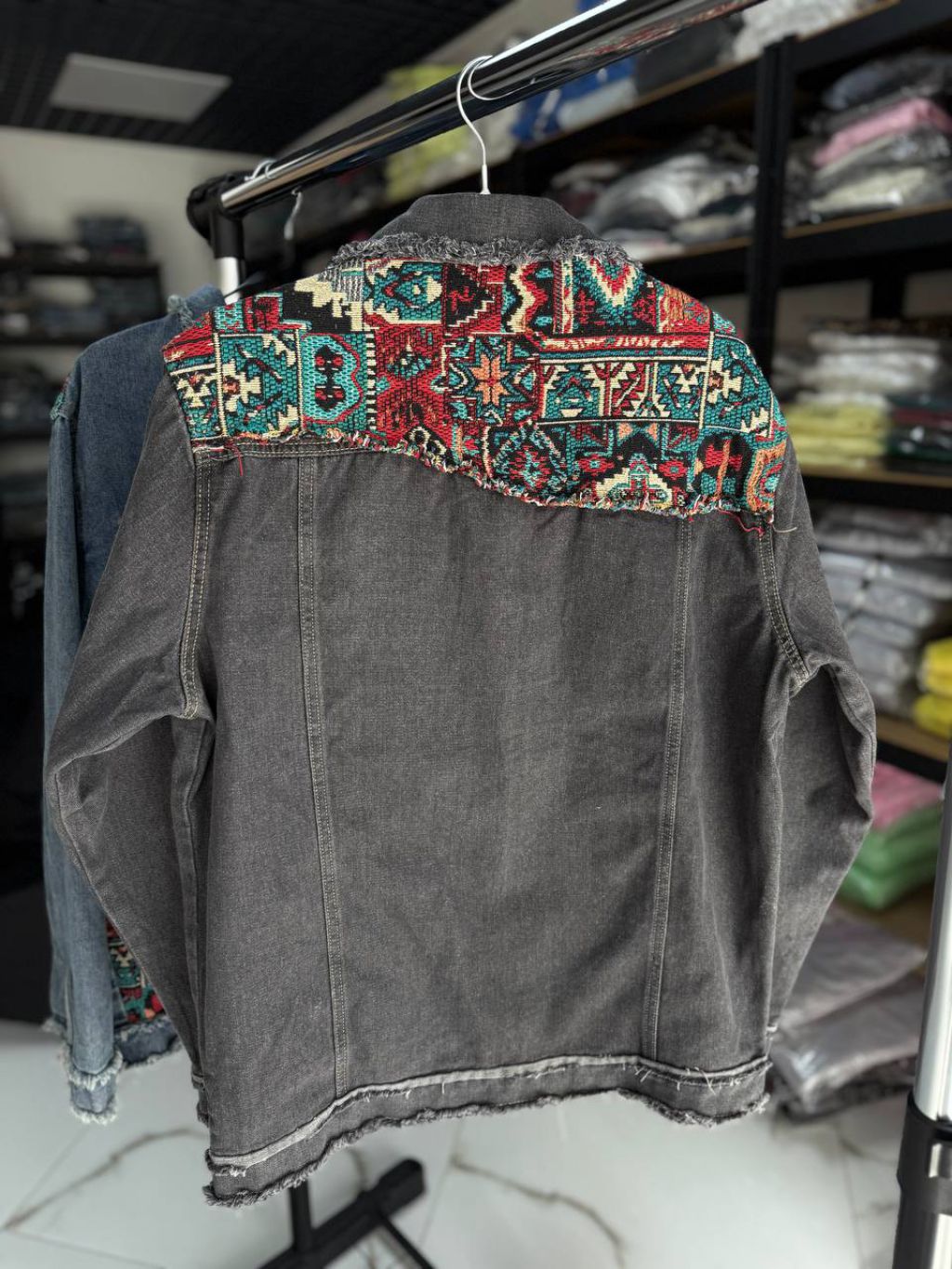 Жіноча джинсова куртка з декоративними нашивками в екно стилі  Ковер Gray