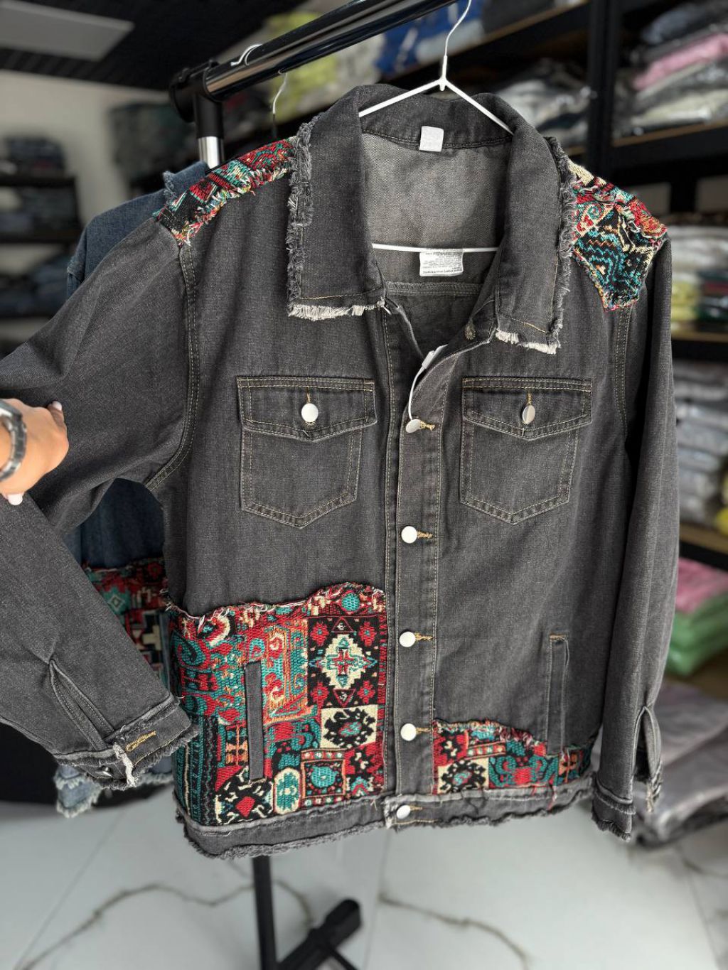 Жіноча джинсова куртка з декоративними нашивками в екно стилі  Ковер Gray