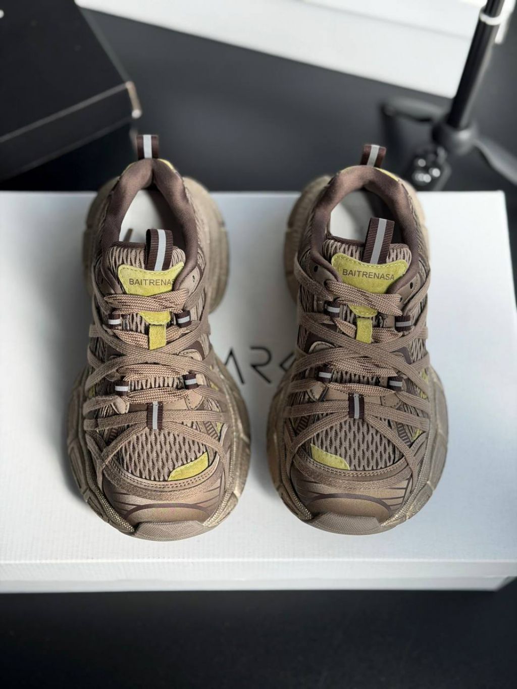 Жіночі кросівки з декоративними шнурками НІКО Brown