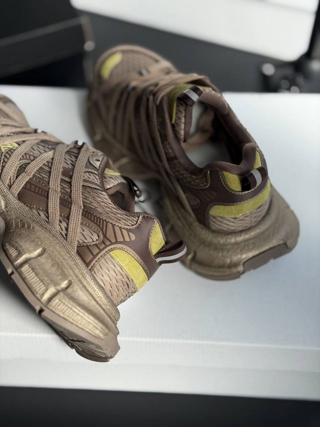 Жіночі кросівки з декоративними шнурками НІКО Brown