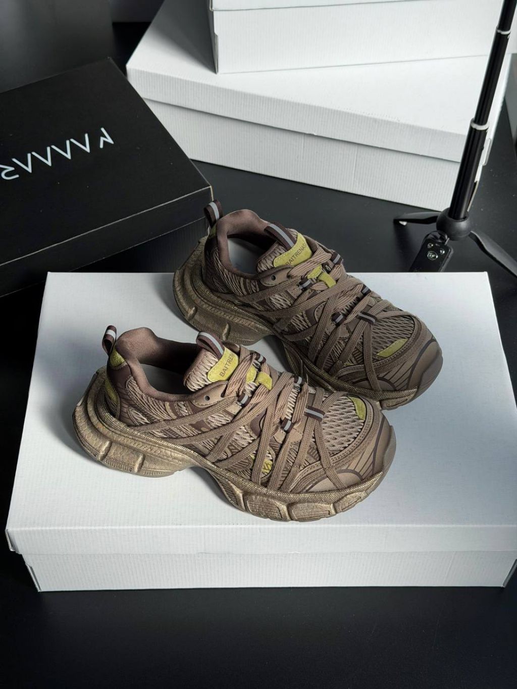 Жіночі кросівки з декоративними шнурками НІКО Brown