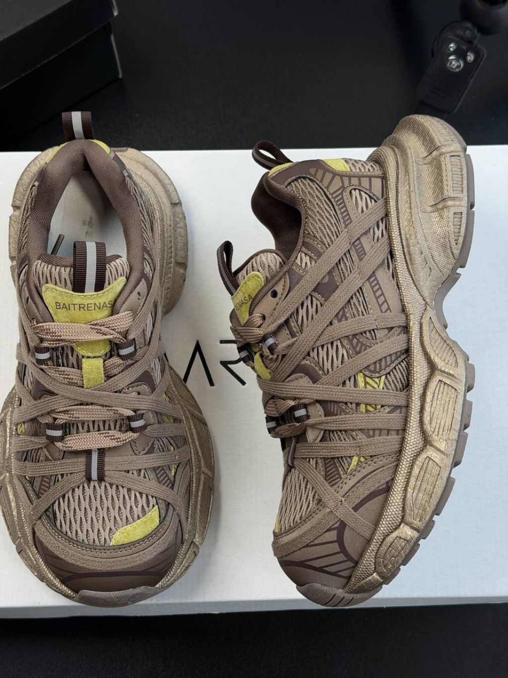 Жіночі кросівки з декоративними шнурками НІКО Brown