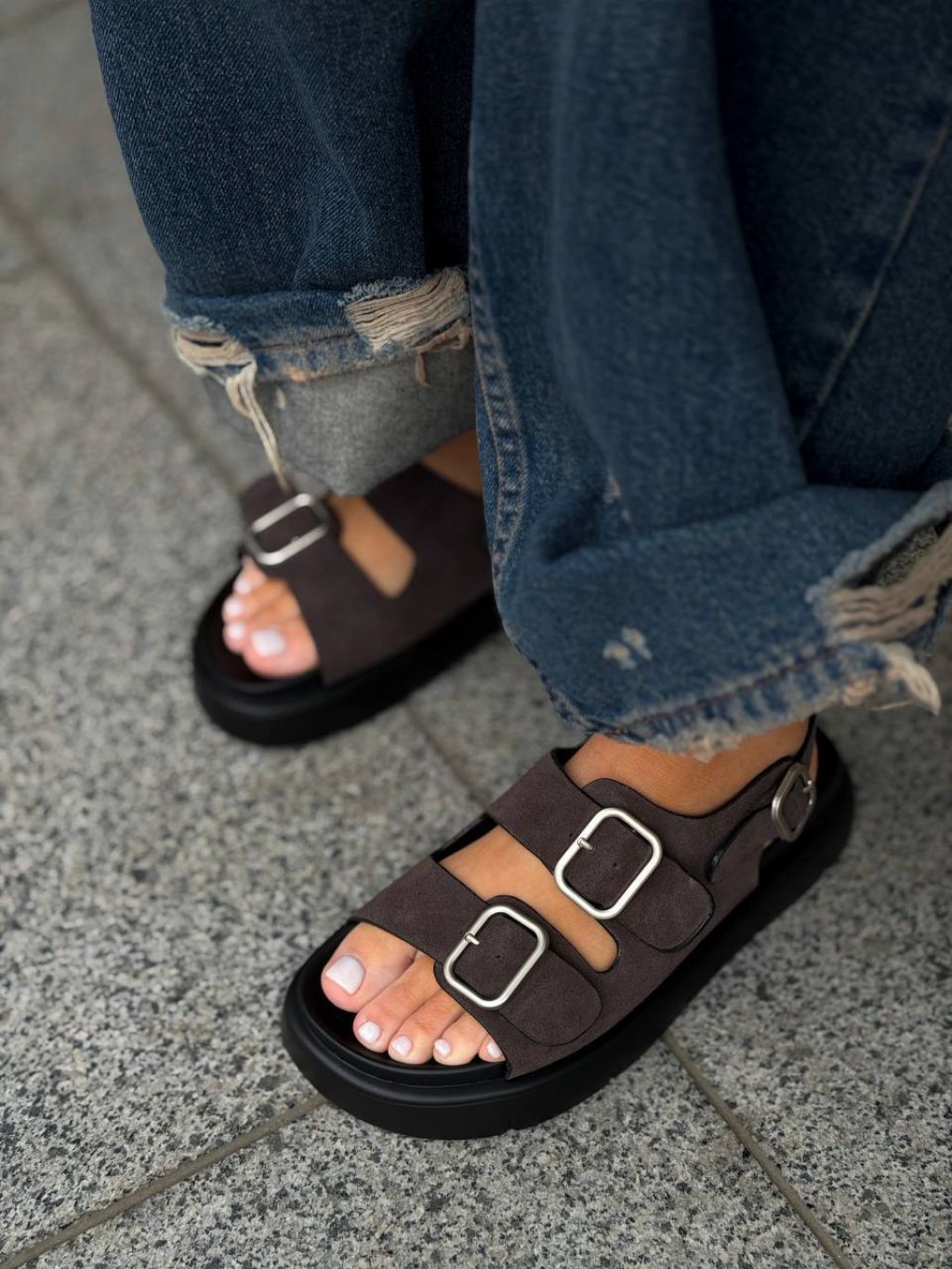 Жіночі босоніжки на низькій підошві РОЙС Brown