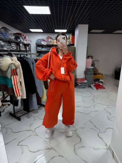 Сукні та Костюми