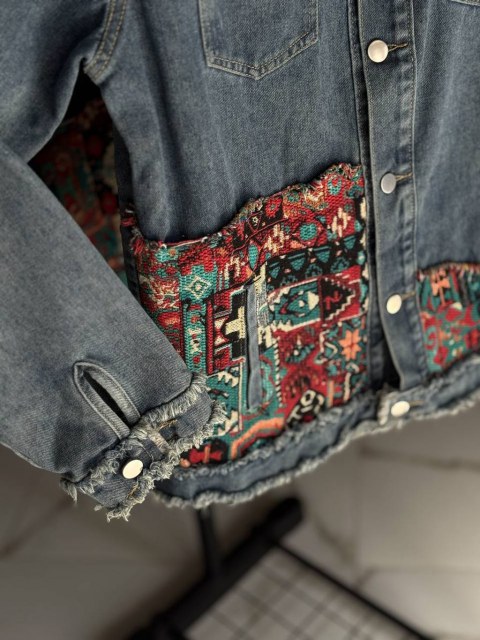 Жіноча джинсова куртка з декоративними нашивками в екно стилі Ковер Blue Жіноча джинсова куртка з декоративними нашивками в екно стилі Ковер Blue