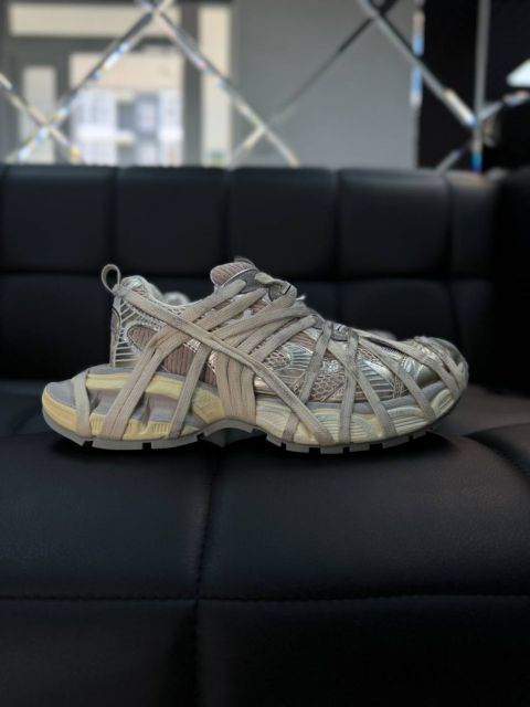 Жіночі кросівки на масивнній підошві з декоративними шнурівками ЗХЛ Gold