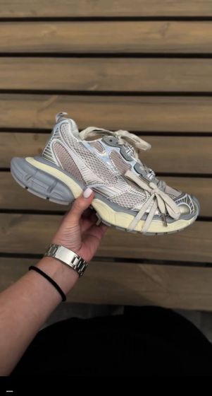 Жіночі кросівки на масивнній підошві з декоративними шнурівками Фрогси Gold