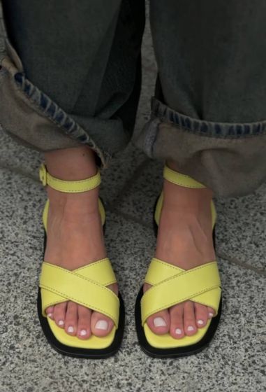 Жіночі босоніжки на низькій підошві Марінес Yellow