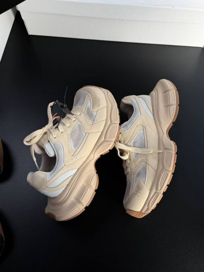 Жіночі кросівки з дизайнерськими потертостями НОРО Beige