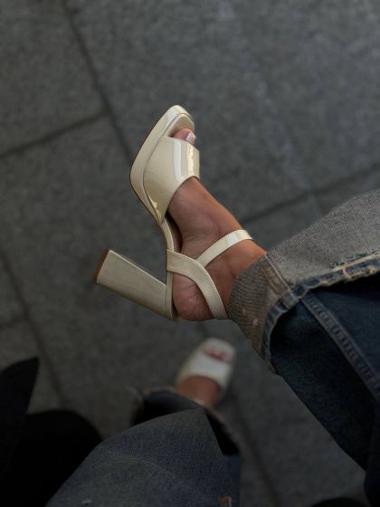 Жіночі бежеві босоніжки на стійкому підборі Флікі Beige
